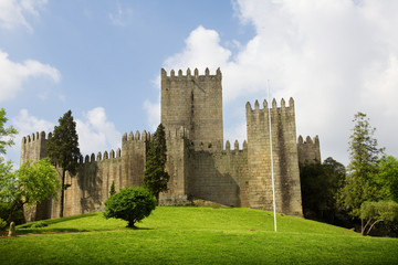 Fototapeta na wymiar Guimaraes Zamek i otaczający go park, w północnej Portugalii