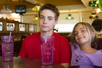frère et soeur au restaurant