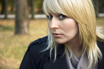 Obraz premium woman in autumn park