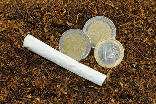 Tabak mit Zigarette und Geld