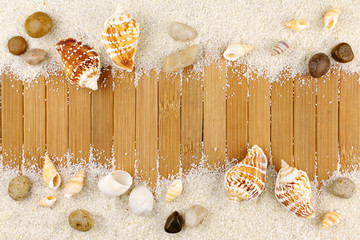 Décoration estivale sable bois et coquillages - obrazy, fototapety, plakaty
