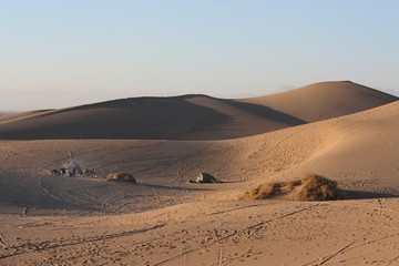 Fototapeta na wymiar bivouac dans le désert iranien