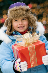 Obraz na płótnie Canvas Happy Christmas - little girl with Christmas gift