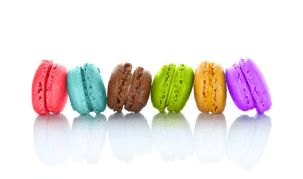 Macarons multicolores align&eacute;s, fond blanc