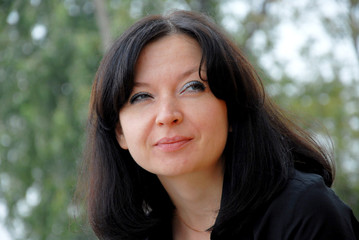 портрет девушки с хитрым задумчивым взглядом