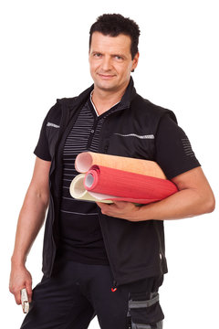 handwerker mit tapetenrollen