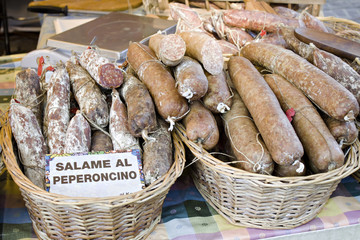 Cesti con salami tipici, al mercato.