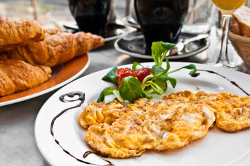 omelet with ham tomato and green salad