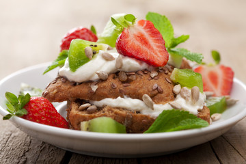 bread with cottage cheese and berries