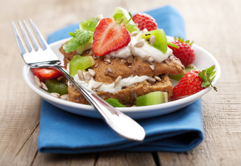 bread with cottage cheese and berries