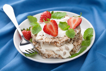 crisp bread with cottage cheese and berries