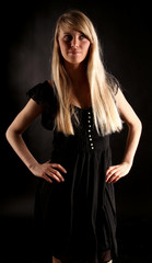 Fototapeta premium Blondine im schwarzen Kleid