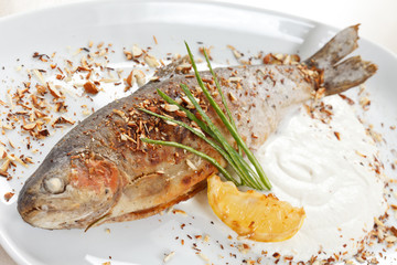 trout fish baked with nuts