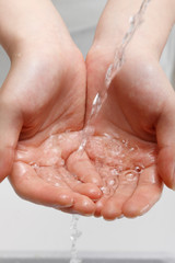 Fototapeta premium 手を洗う女性の手