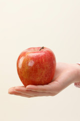 手とリンゴ
