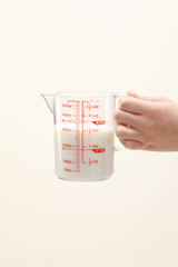 計量カップを持つ女性