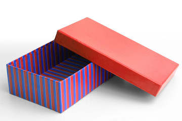 Geschenkbox offen in rot-blau