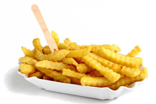 Geriffelte Pommes in einer Schale