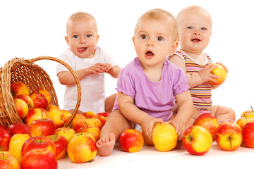 Fototapeta na wymiar Babies eating apples