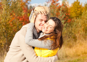 Fototapeta premium verliebt im wald herbst