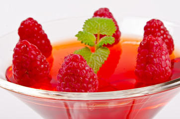 Fruchtgelee in den Glasschüsseln mit frischen Himbeeren