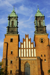 fasada i wieże gotyckiej katedry w Poznaniu