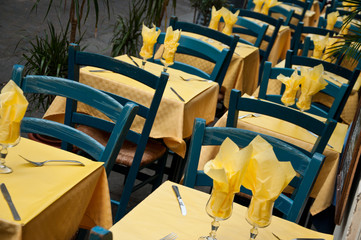 tables en terrasse d'un restaurant,