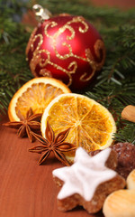 Weihnachtsgebäck und Weihnachtsdekoration