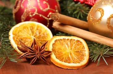 getrocknete Orangenscheiben und Sternanis