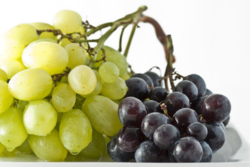 des raisins blanc et noir