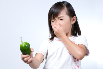 ピーマンを持つ女の子