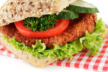 Brötchen mit Cornflakes Schnitzel