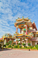 Obraz premium Chinese Shrine, a beautiful Chinese temple, and a dragon statue.