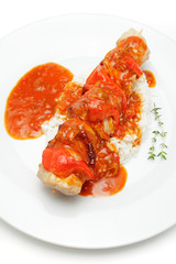 Fleischspieß, Paprikasoße und Reis