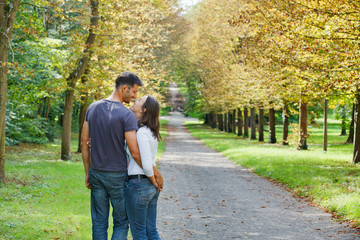 Obraz premium Young Couple Walking in autumn park