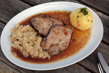 Kümmelbraten mit Kartoffelkloss und Kraut