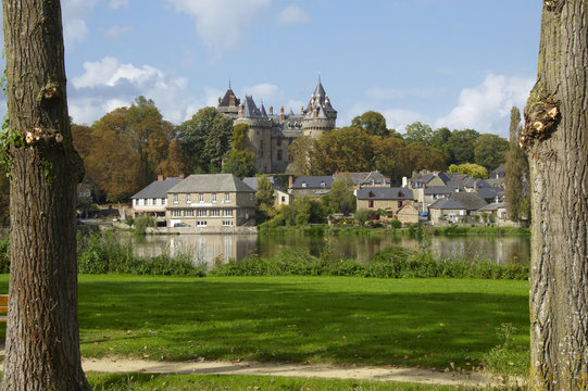ch&acirc;teau de combourg en bretagne