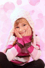 kleines Mädchen mit Pudelmütze