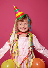 Kleine Partymaus mit buntem Hintergrund