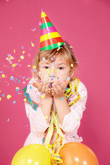 Kleine Partymaus mit buntem Hintergrund