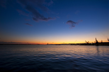 青く暮れ行く海の夕日