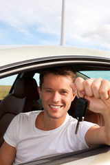 Mann hält Autoschlüssel aus dem Auto