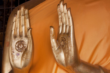 Goldene Hände mit Symbol