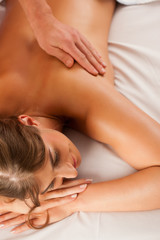 Fototapeta na wymiar Frau erhält eine Wellness Massage