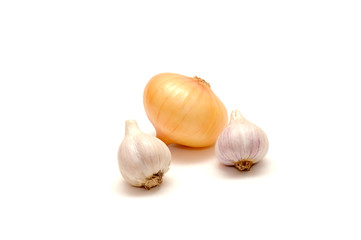 Лук и чеснок на белом фоне