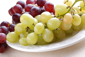 piatto bianco con grappoli di uva