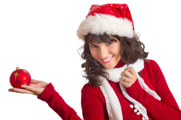 Mädchen als weihnachtsfrau mit Christbaumkugel in der Hand