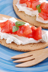 crostini con formaggio e pomodoro - sei