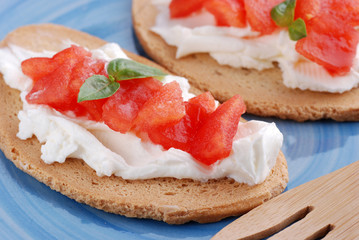crostini con formaggio e pomodoro - sette