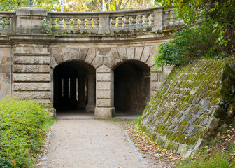 Tunnel und Säulen unterqueren eine Strasse